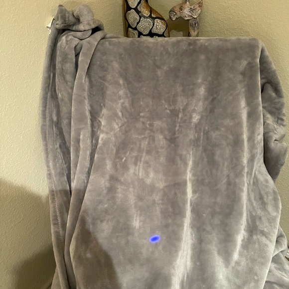 Better Homes And Gardens Soft Gray throw blanket pre-owned - Picture 13 of 15